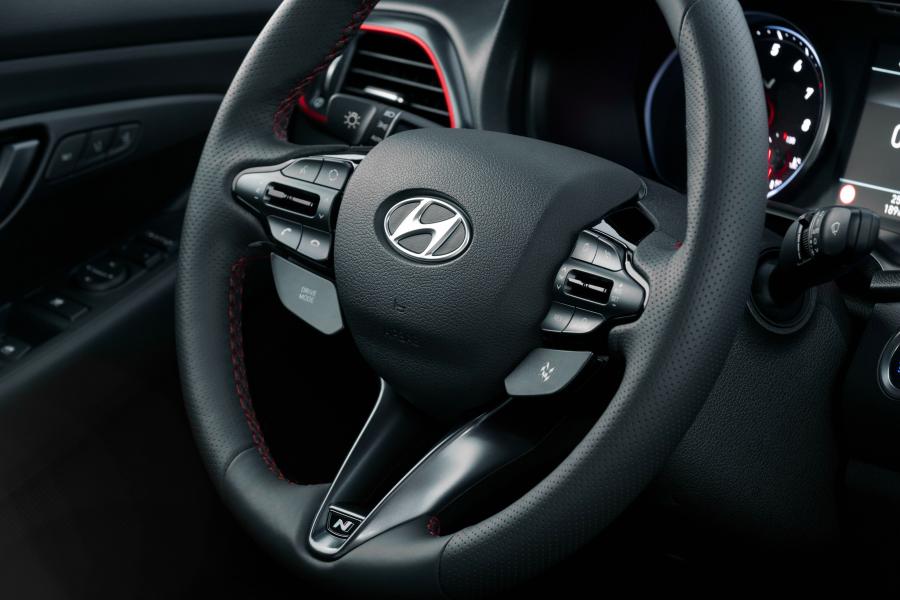 Детали интерьера Hyundai i30 Fastback N (PD) 2018 года  (WW) (фото 16 из 40)